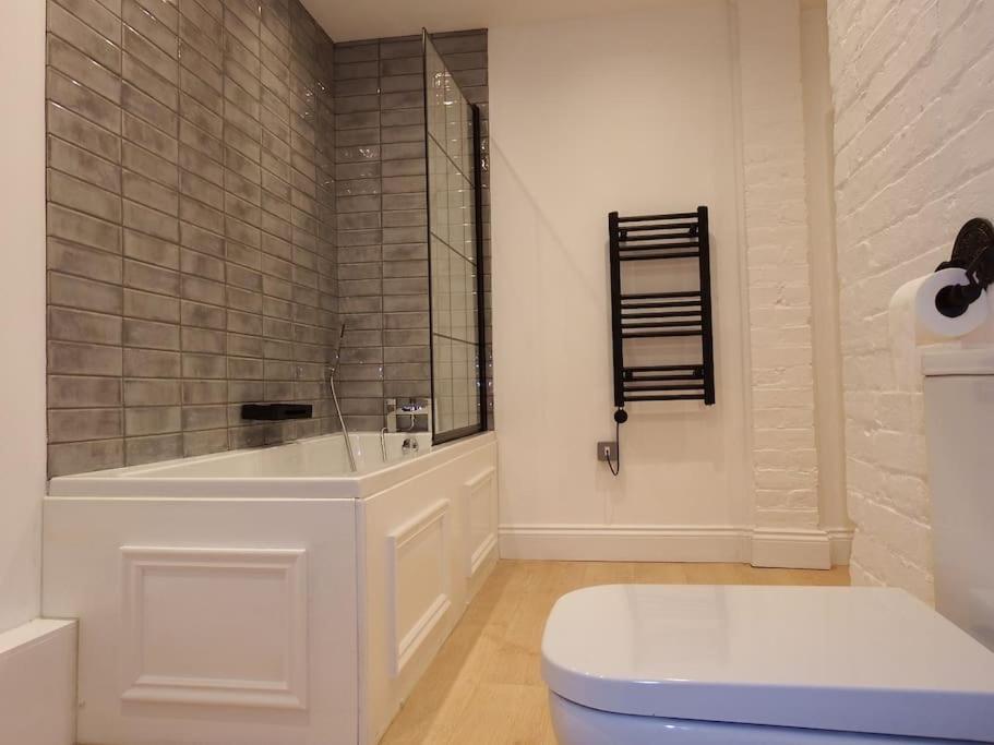 Newly Renovated Stunning Warehouse Apartment ボーンマス エクステリア 写真