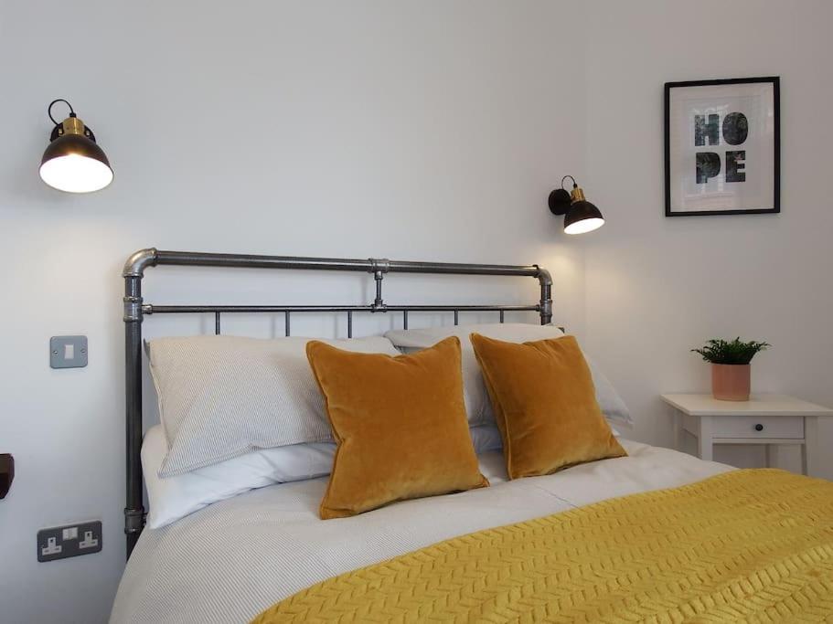 Newly Renovated Stunning Warehouse Apartment ボーンマス エクステリア 写真