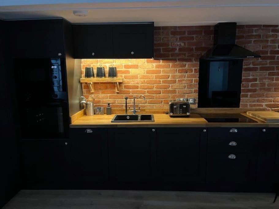 Newly Renovated Stunning Warehouse Apartment ボーンマス エクステリア 写真