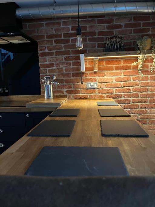 Newly Renovated Stunning Warehouse Apartment ボーンマス エクステリア 写真