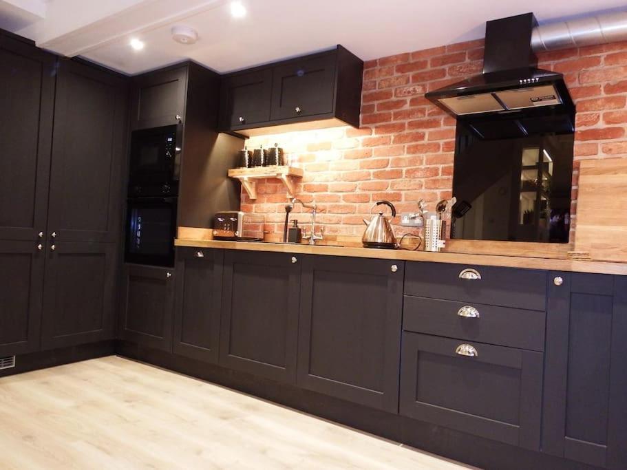 Newly Renovated Stunning Warehouse Apartment ボーンマス エクステリア 写真