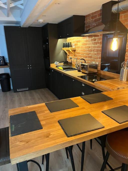 Newly Renovated Stunning Warehouse Apartment ボーンマス エクステリア 写真