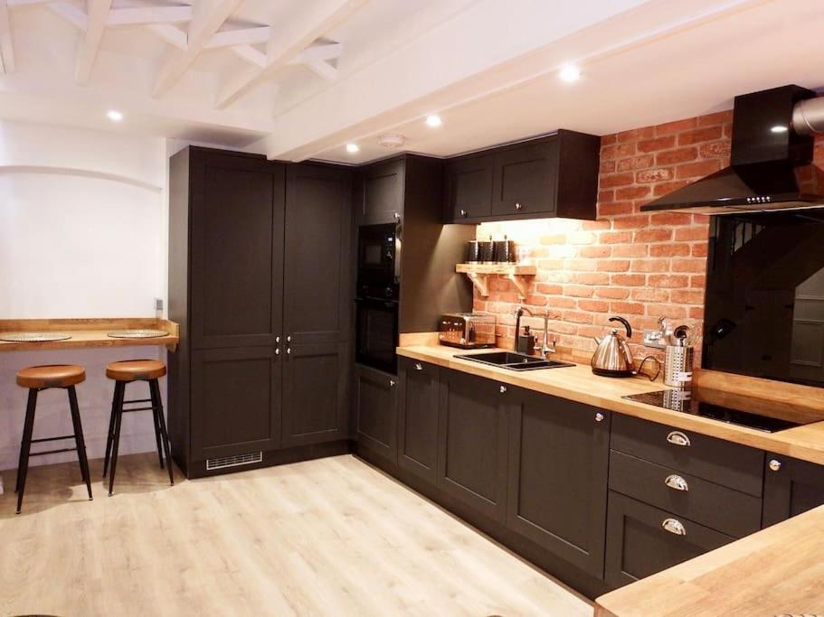 Newly Renovated Stunning Warehouse Apartment ボーンマス エクステリア 写真