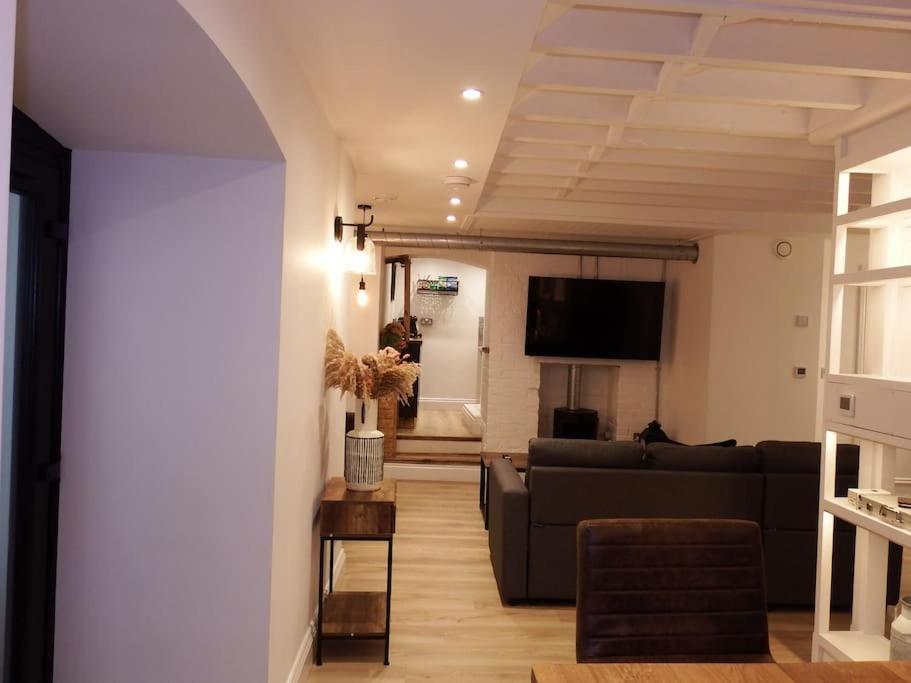 Newly Renovated Stunning Warehouse Apartment ボーンマス エクステリア 写真