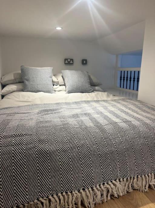 Newly Renovated Stunning Warehouse Apartment ボーンマス エクステリア 写真