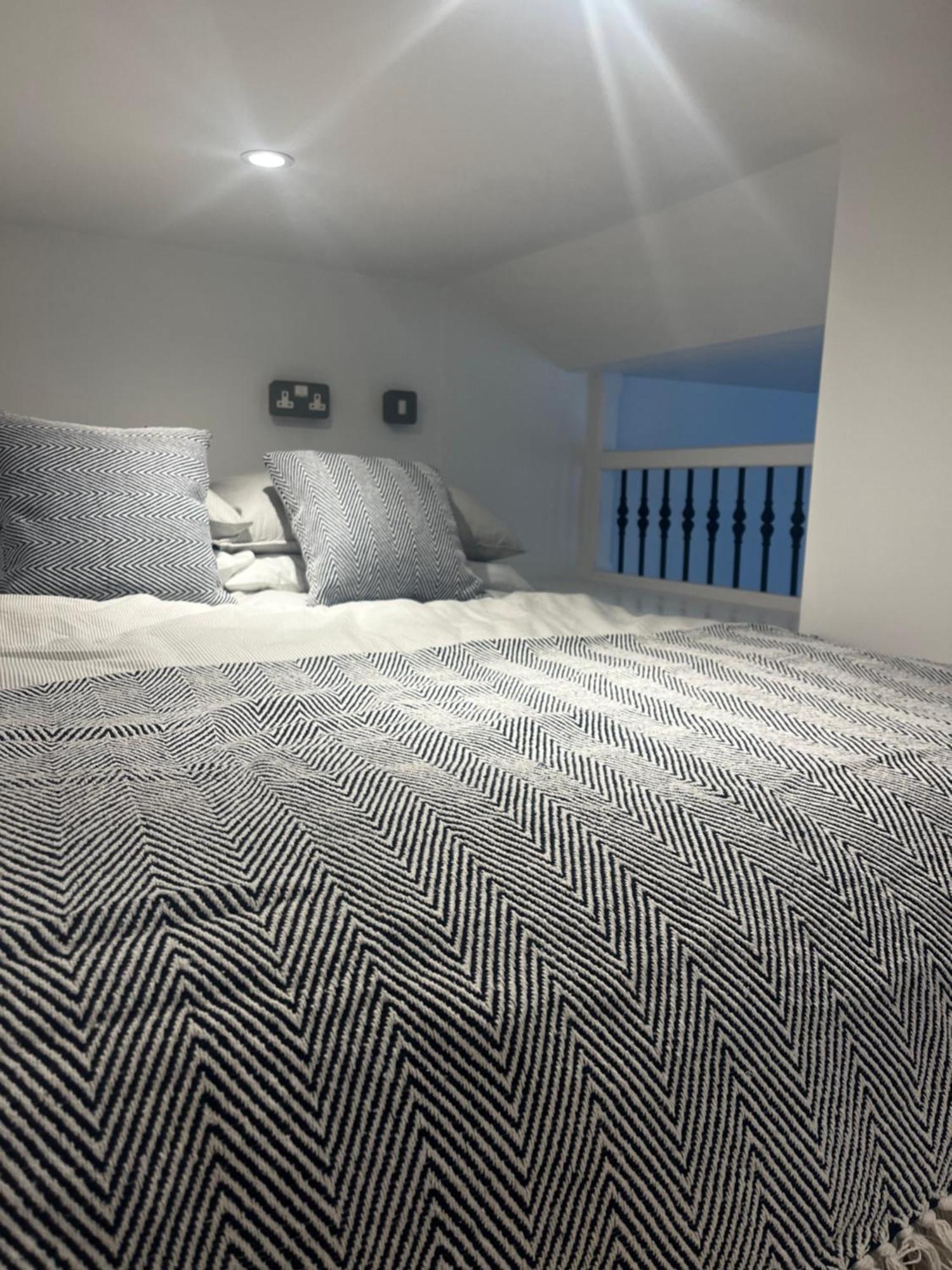 Newly Renovated Stunning Warehouse Apartment ボーンマス エクステリア 写真