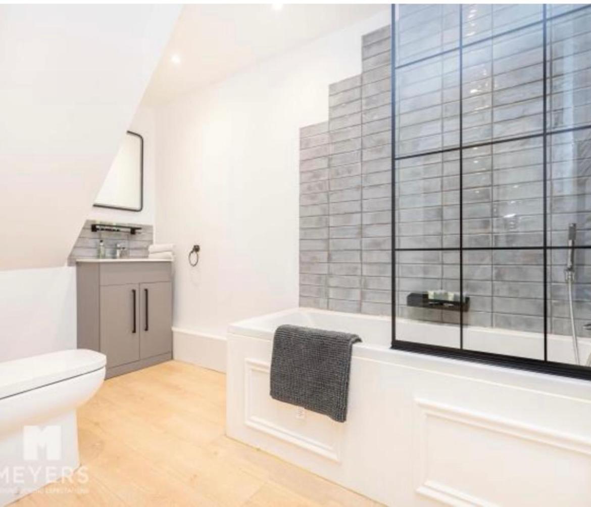 Newly Renovated Stunning Warehouse Apartment ボーンマス エクステリア 写真